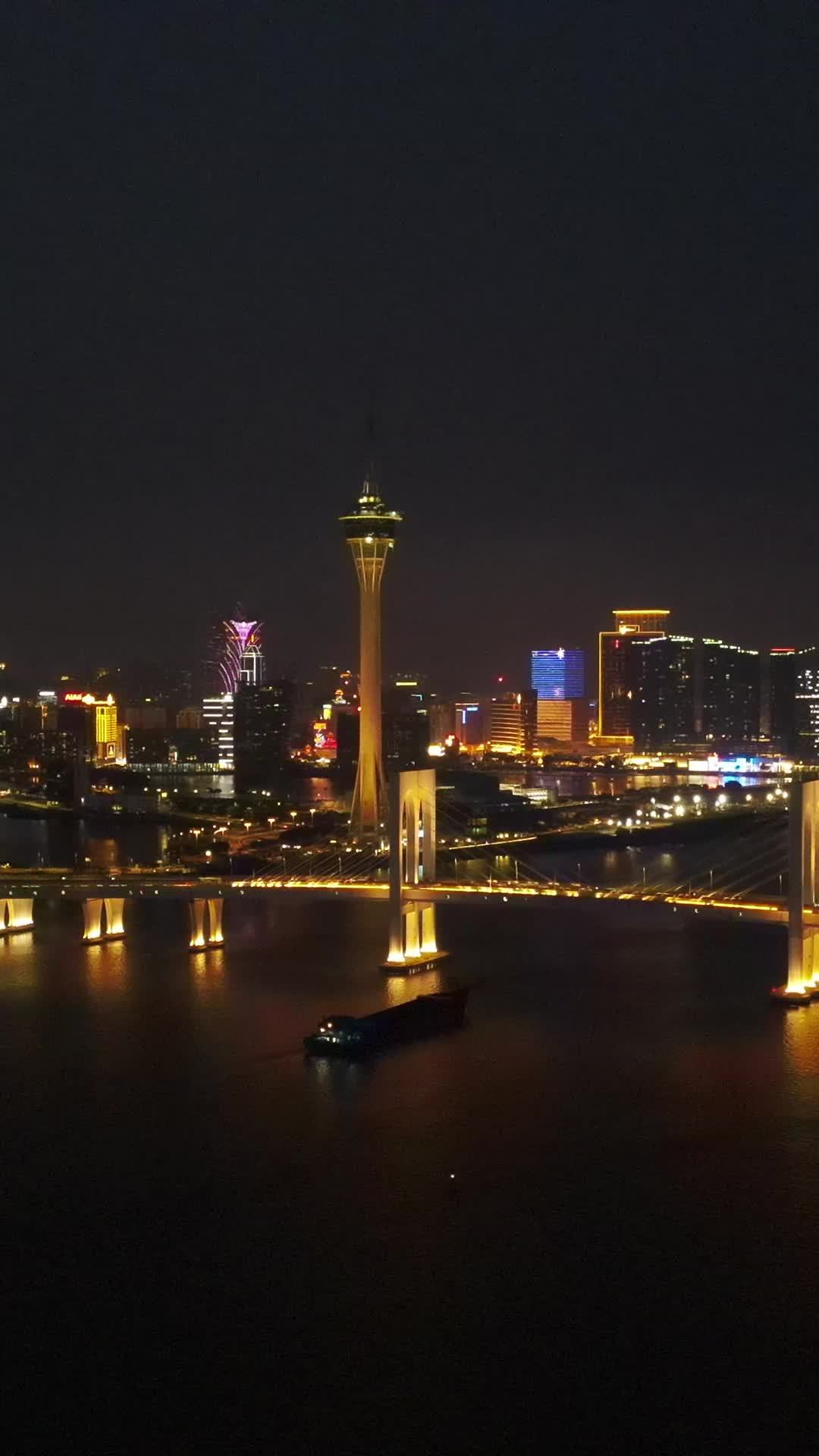 澳门夜景：塔楼与桥梁的交响