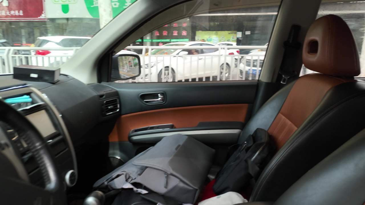 车窗内外的城市秋景