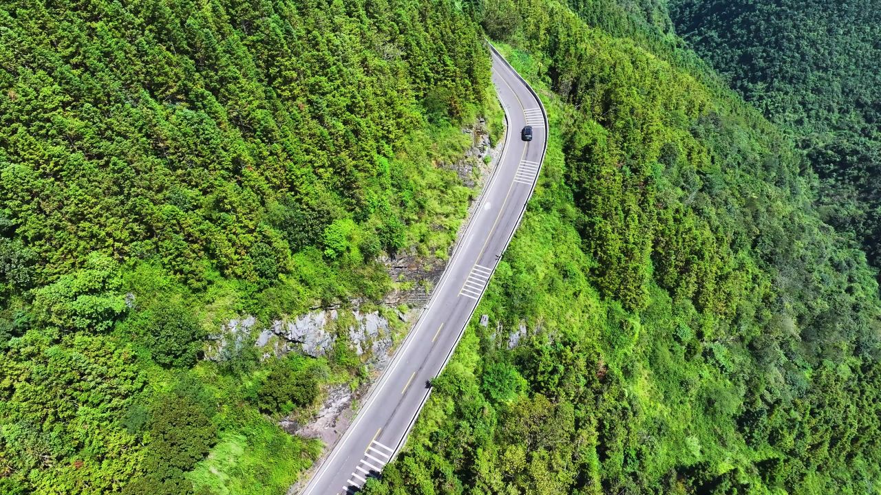 4k车辆在山区公路沿山公路上行驶