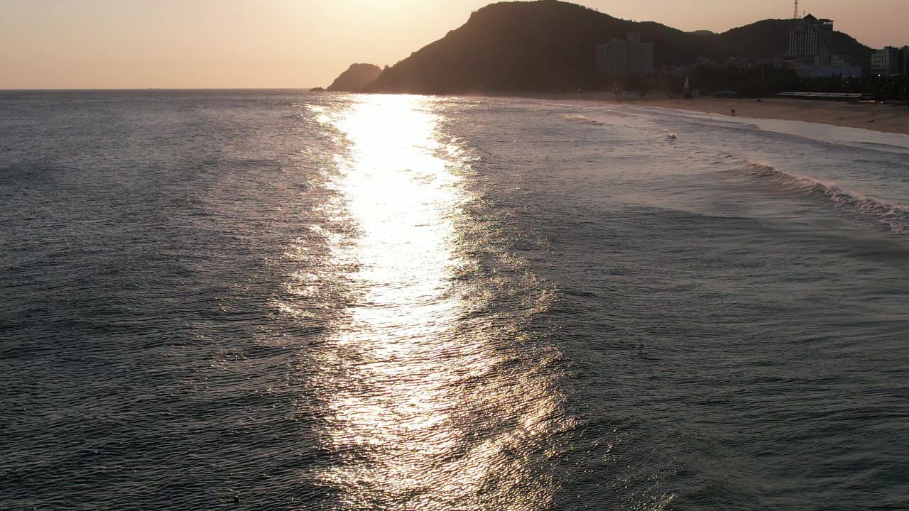 大海海浪沙滩风景航拍 