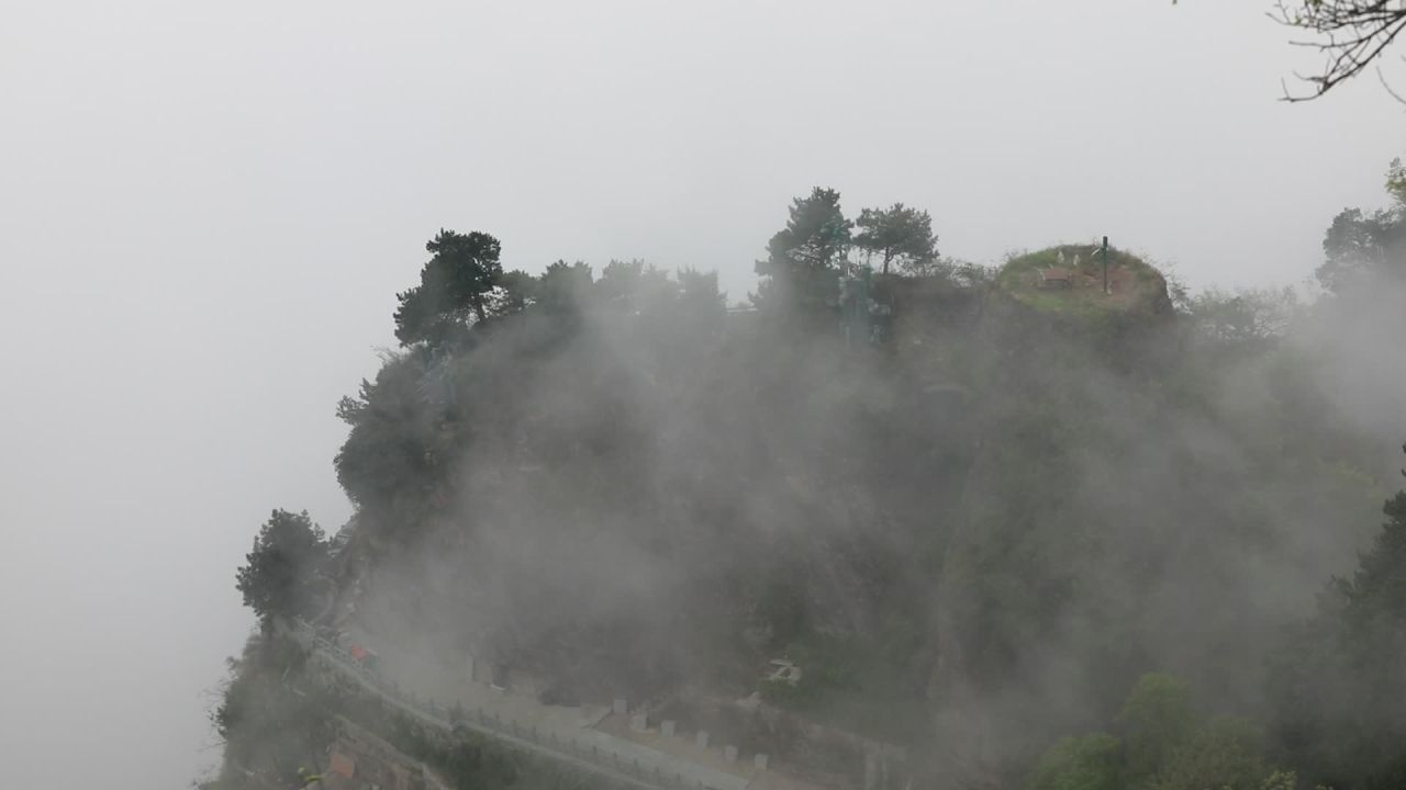 云雾缭绕的山巅