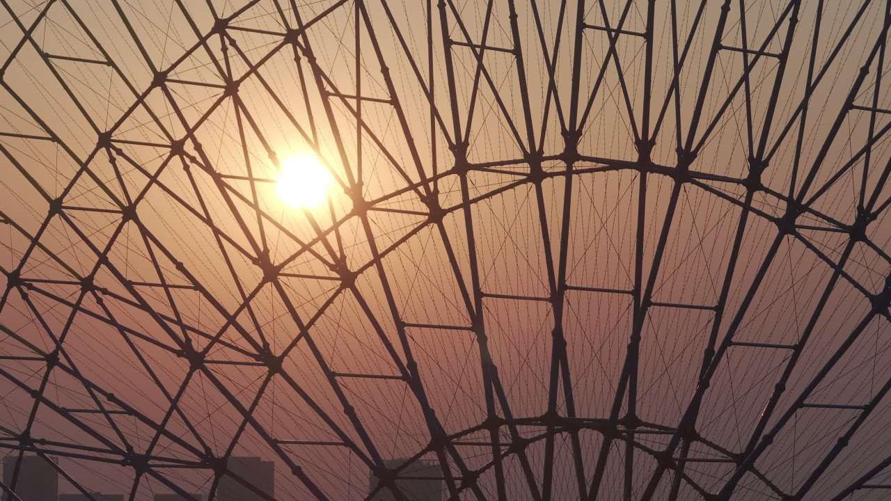 夕阳下的几何建筑