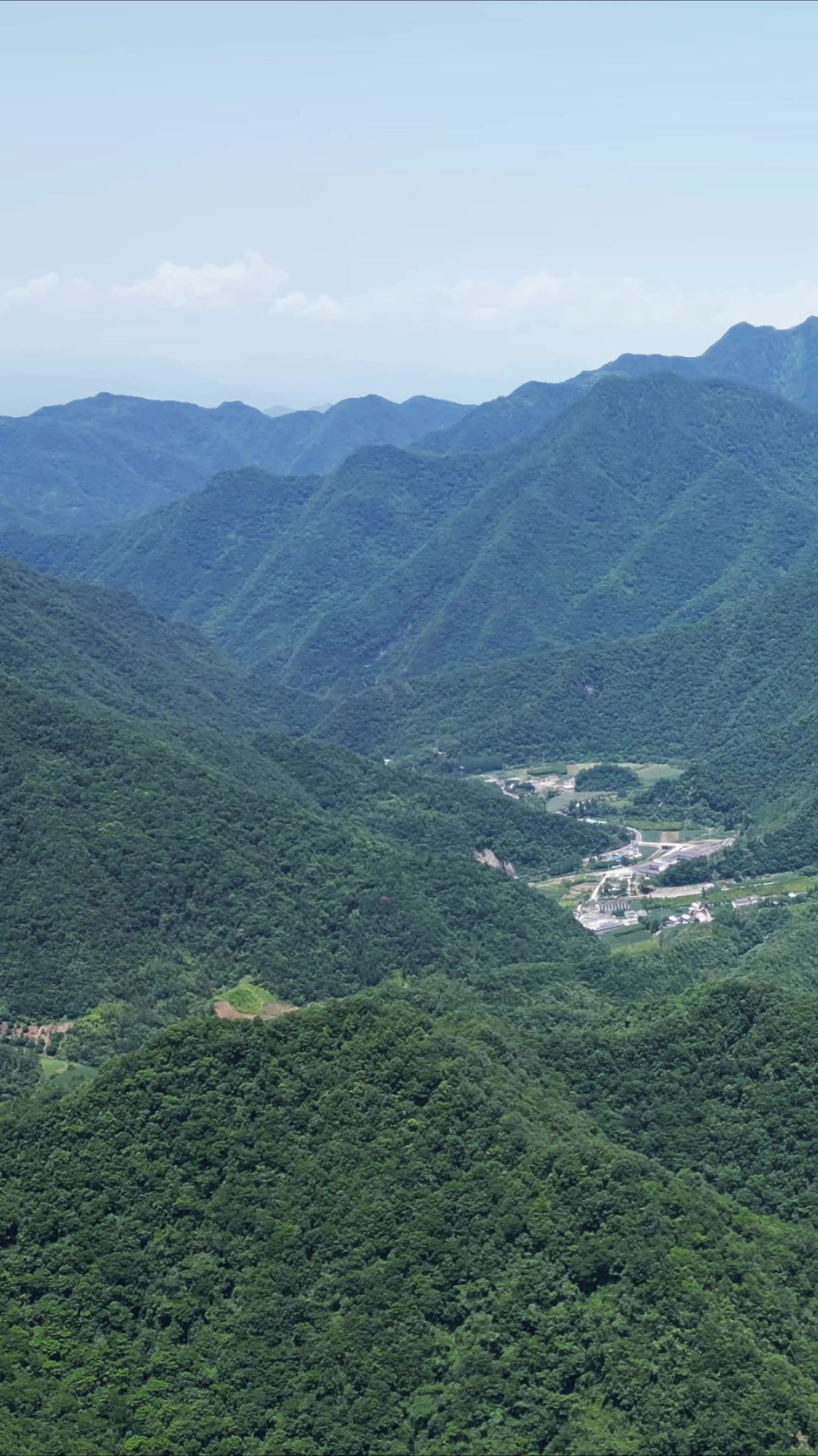 航拍大山深处山谷乡村住宅