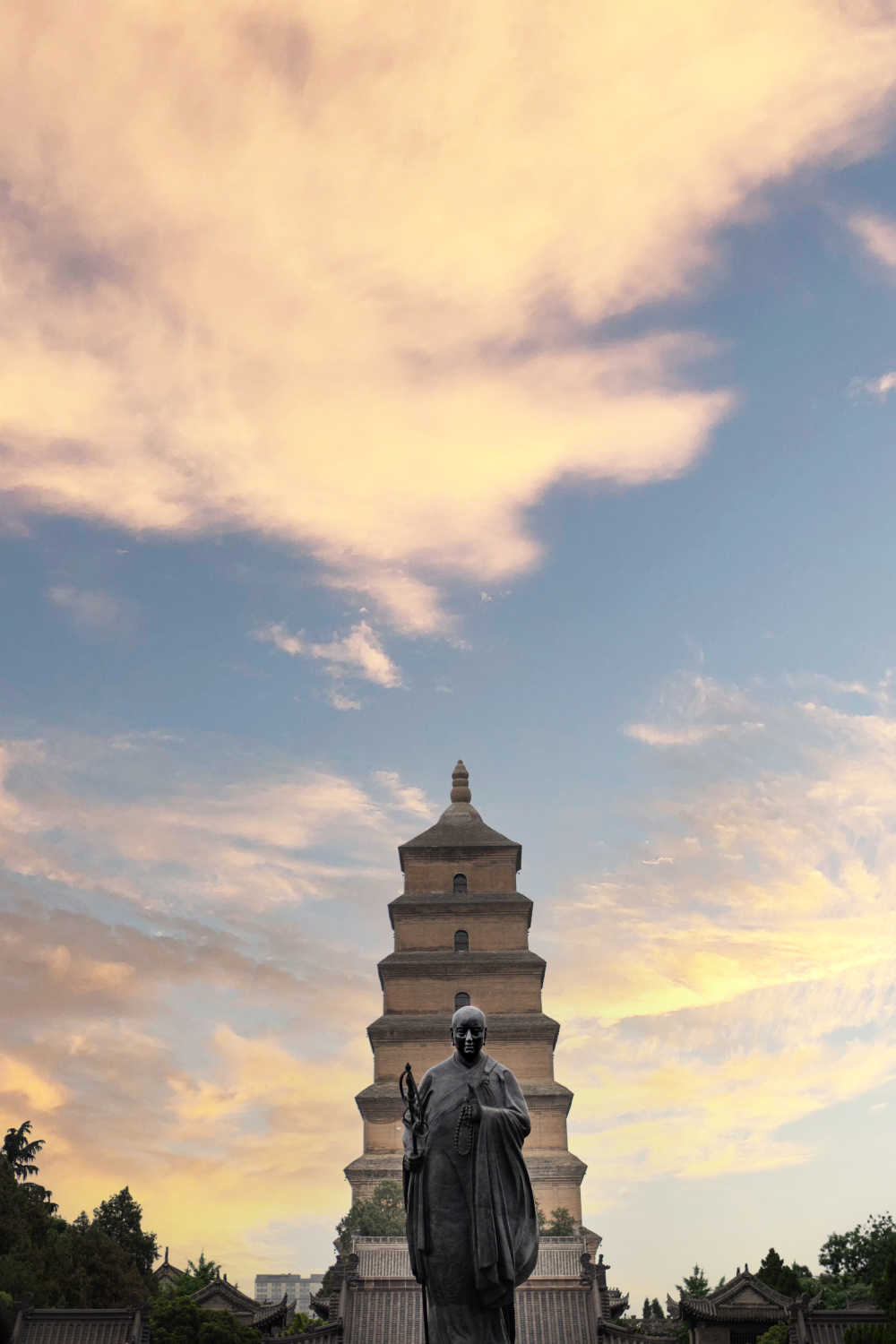 夕阳下的大雁塔与玄奘