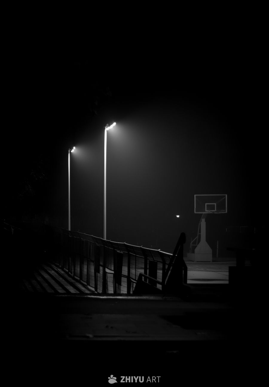 雾气弥漫的操场