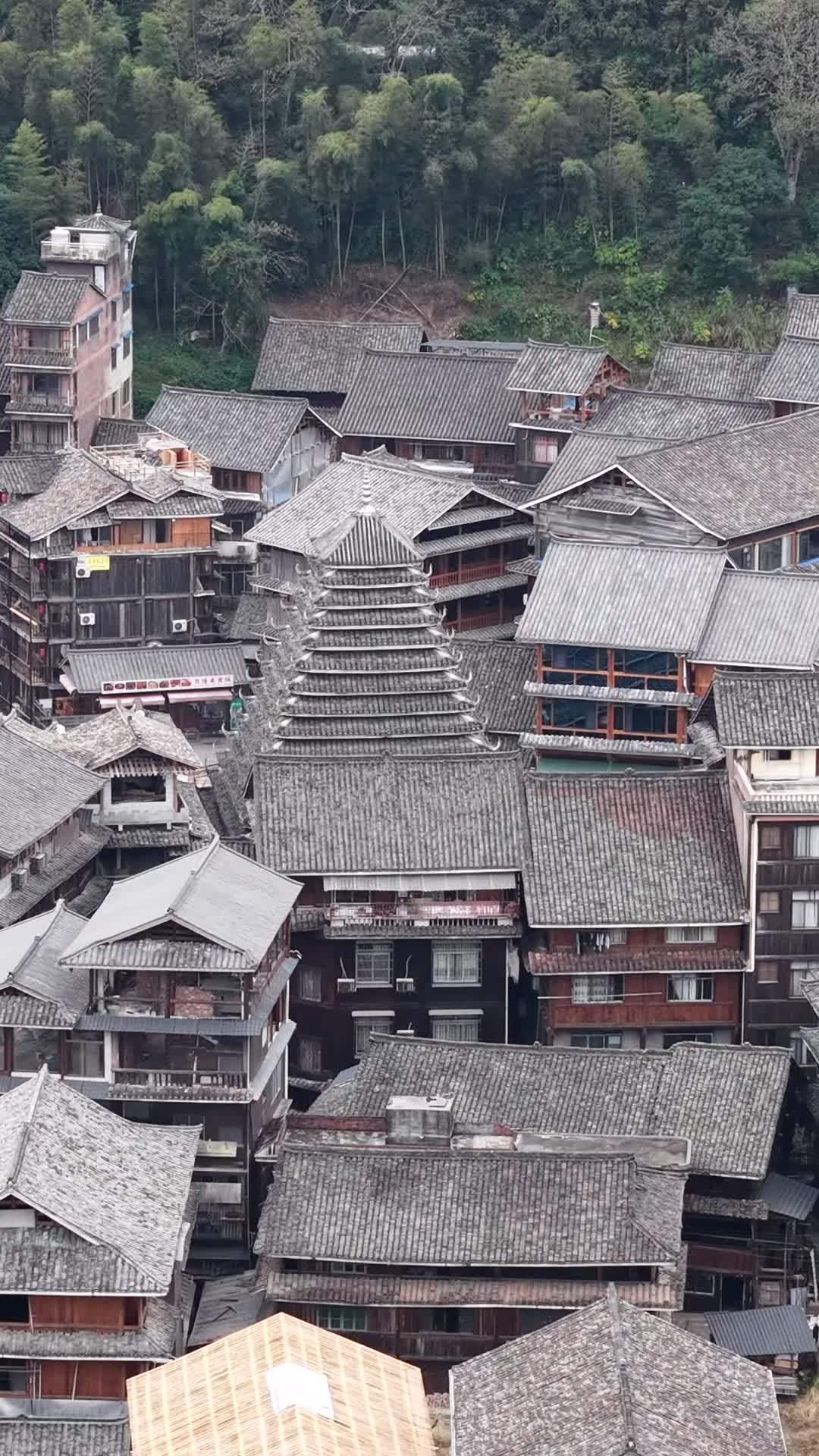 竖版航拍侗族特色建筑程阳八寨风景 