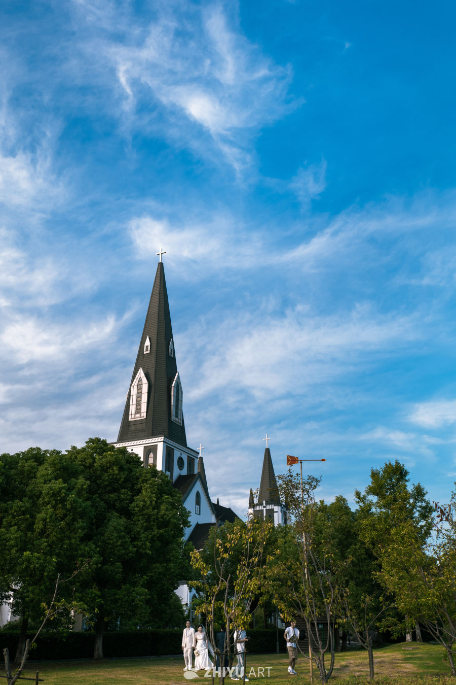 教堂前的浪漫婚礼