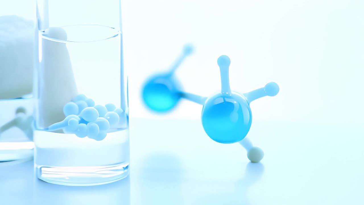 在浅蓝色背景的白色表面上，有两个玻璃容器，每个容器