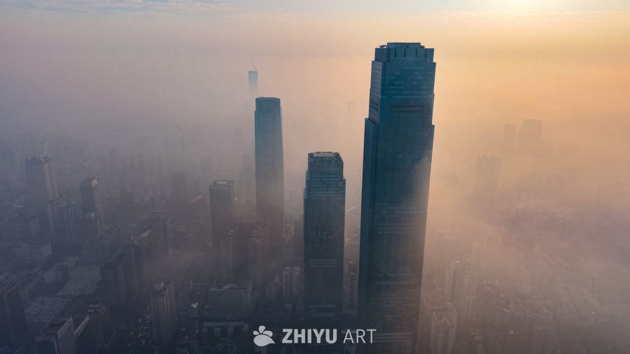 晨雾中的都市天际线