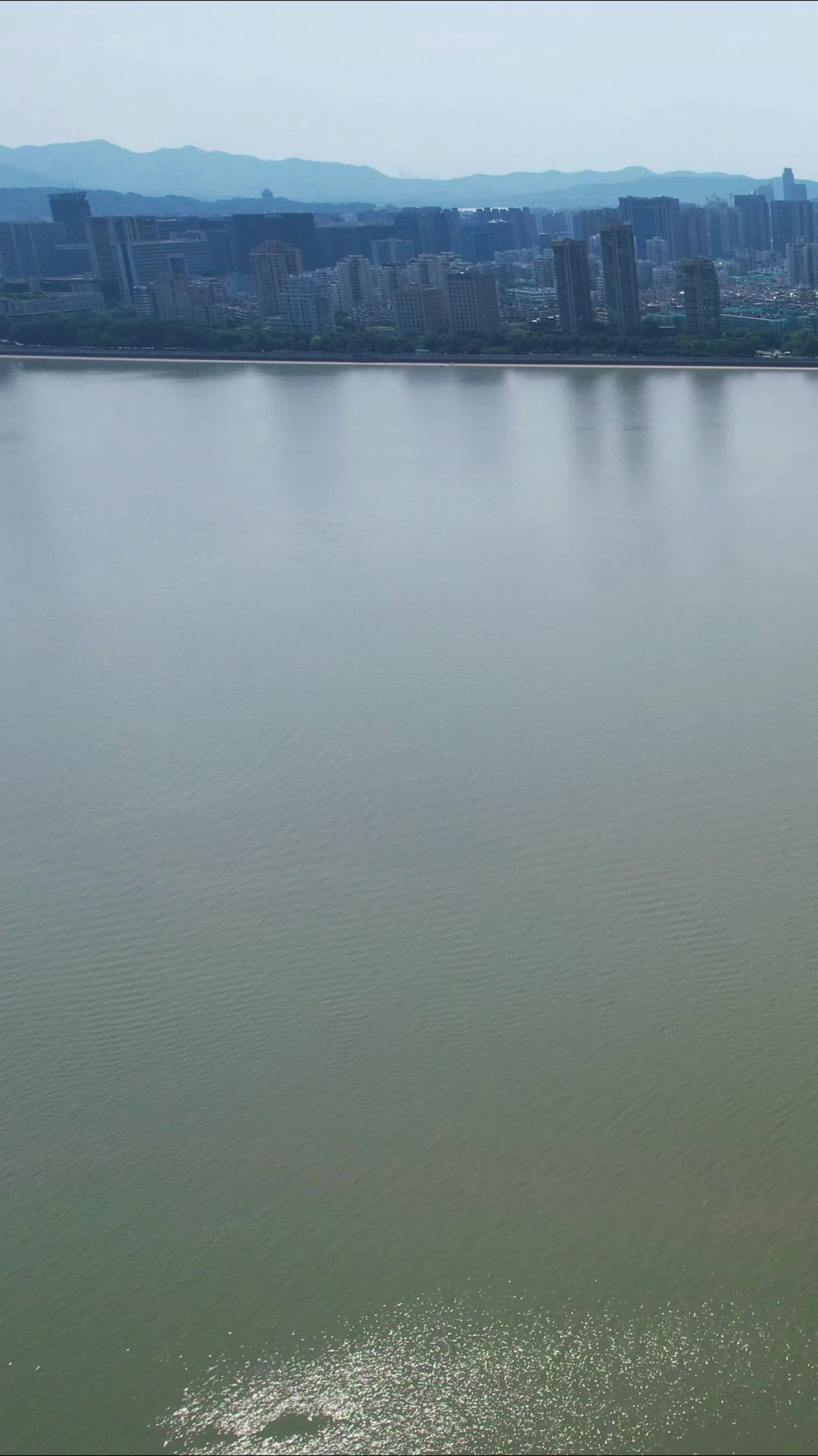 浙江杭州钱塘江风光竖屏航拍 