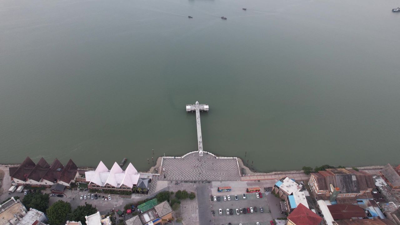 大海海洋沙滩礁石海岛自然风光航拍 