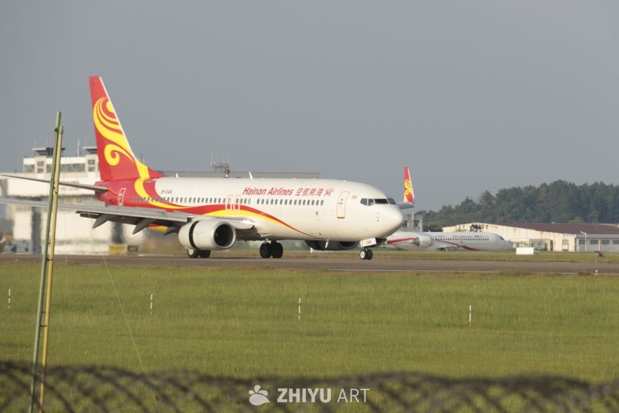 海南航空飞机在机场跑道上起飞