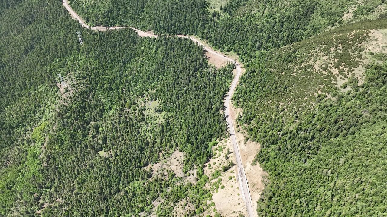 高山峡谷蓝天白云风景
