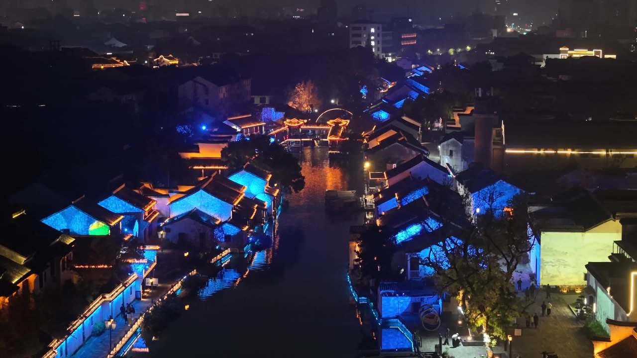 夜色中的古韵小镇