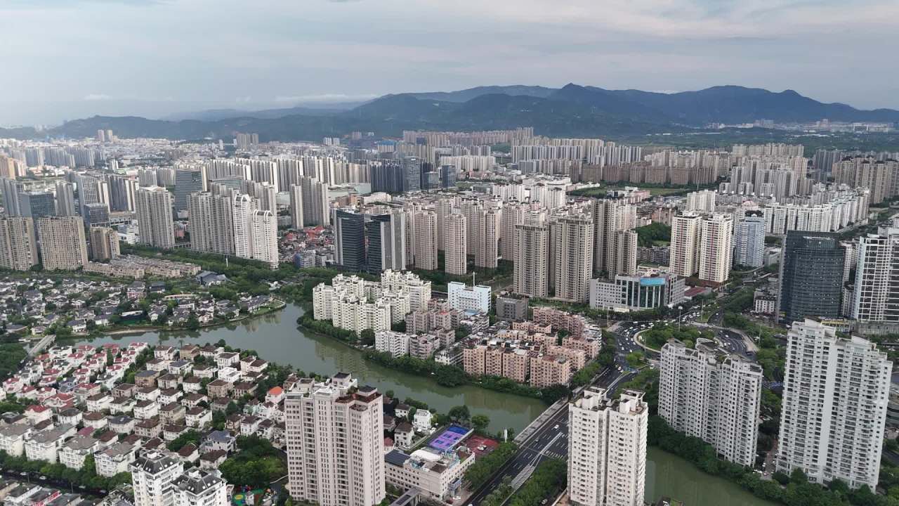 都市全景：高楼林立与自然和谐共存