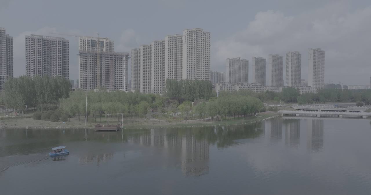 湖畔城市的静谧时光
