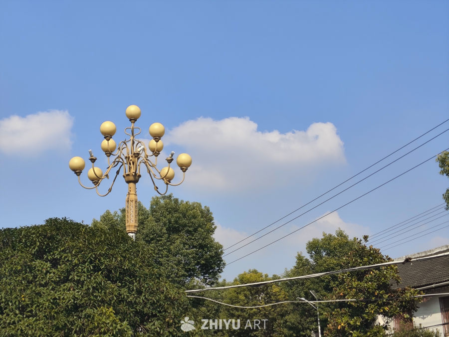 古典路灯下的宁静街景
