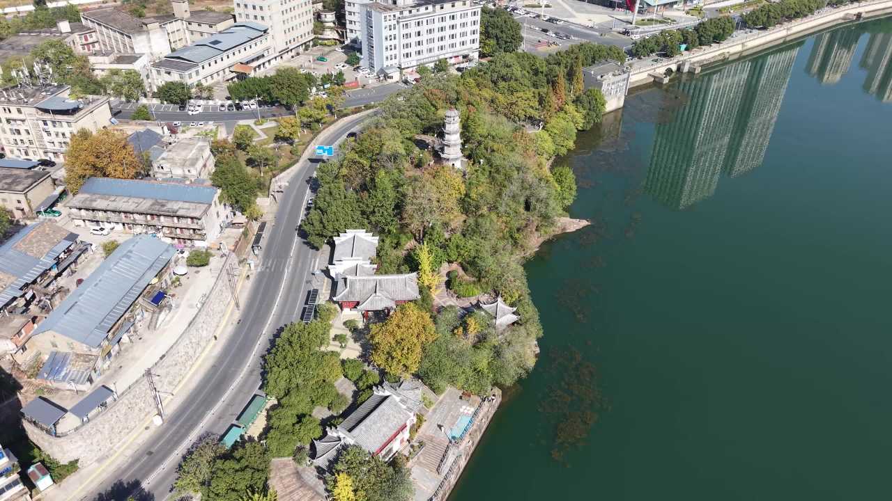 河畔古塔与城市风光