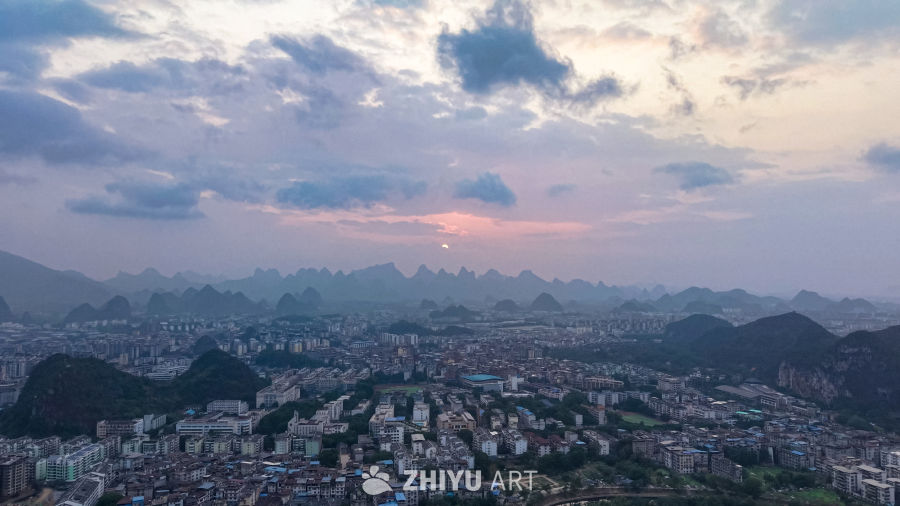 城市与山峦的日落景色
