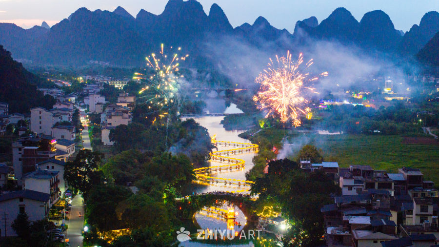夜幕下的山水烟花秀