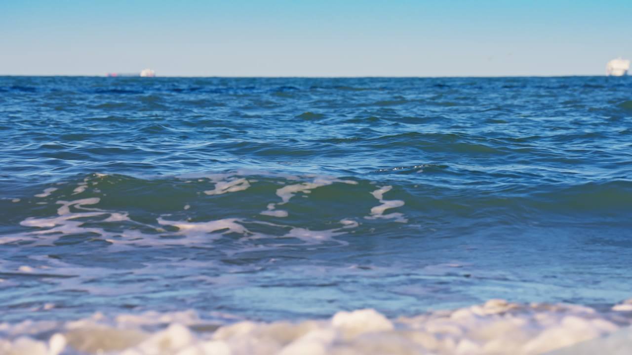 海边海浪轻拍沙滩