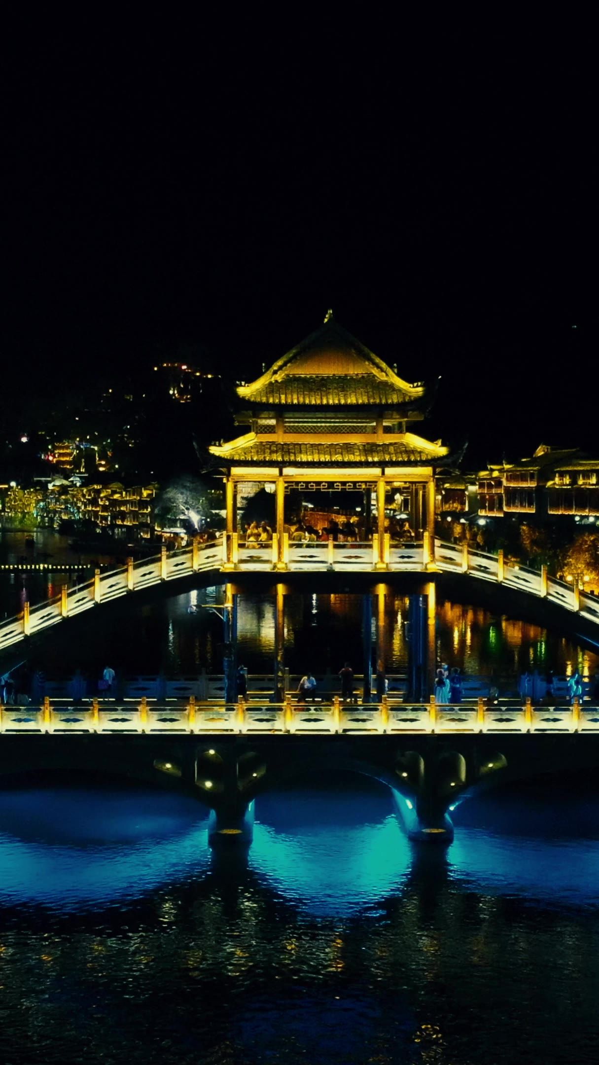  湖南湘西凤凰古城夜景灯光竖屏航