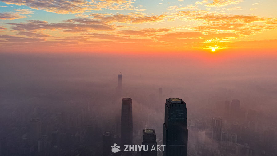 晨曦中的城市剪影