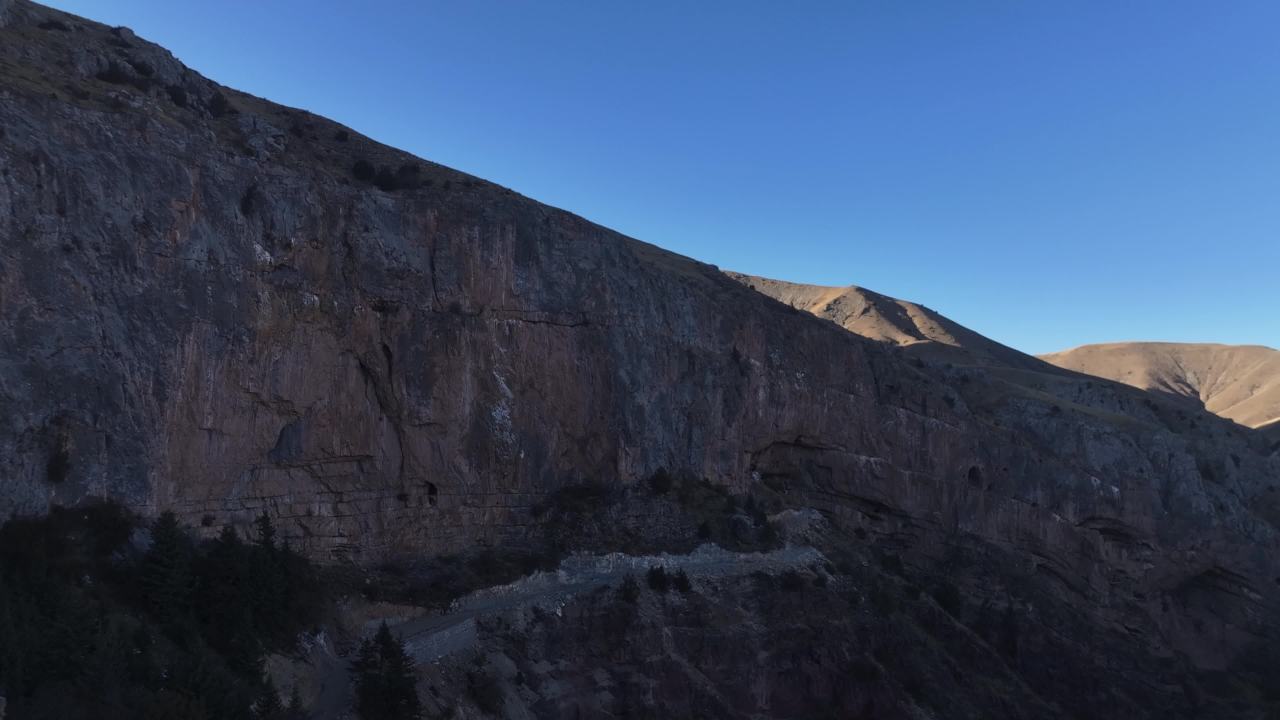 壮丽高山与建筑景观