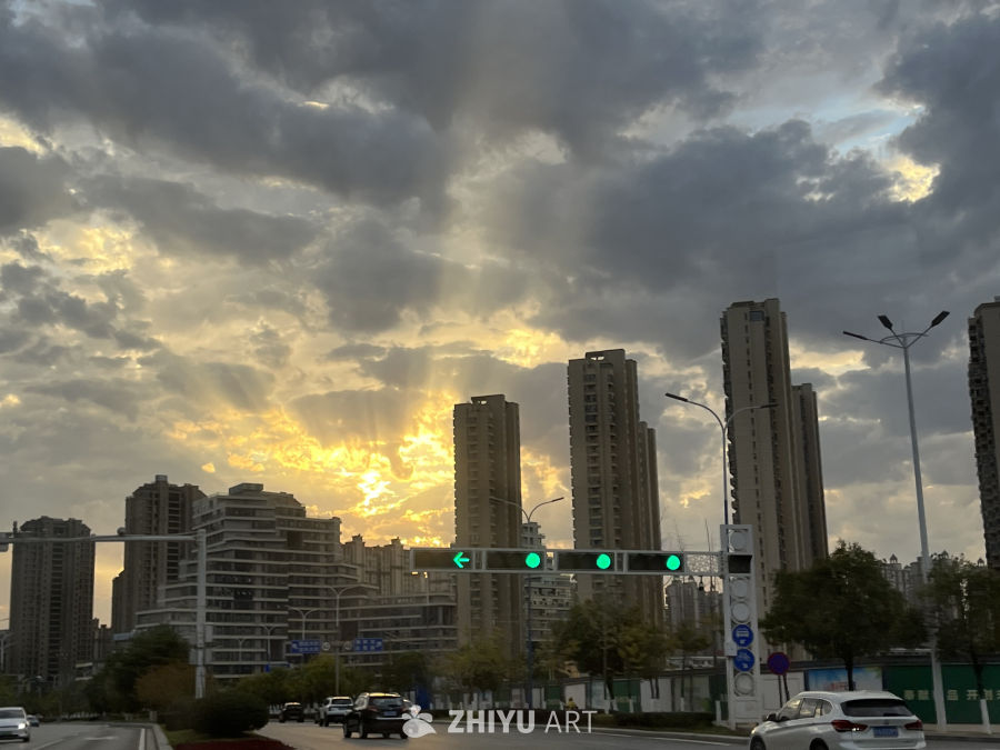 夕阳下的城市剪影