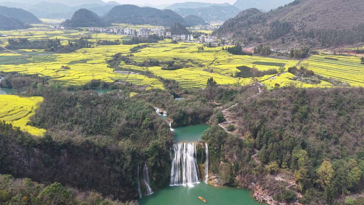 春日山间油菜花与瀑布