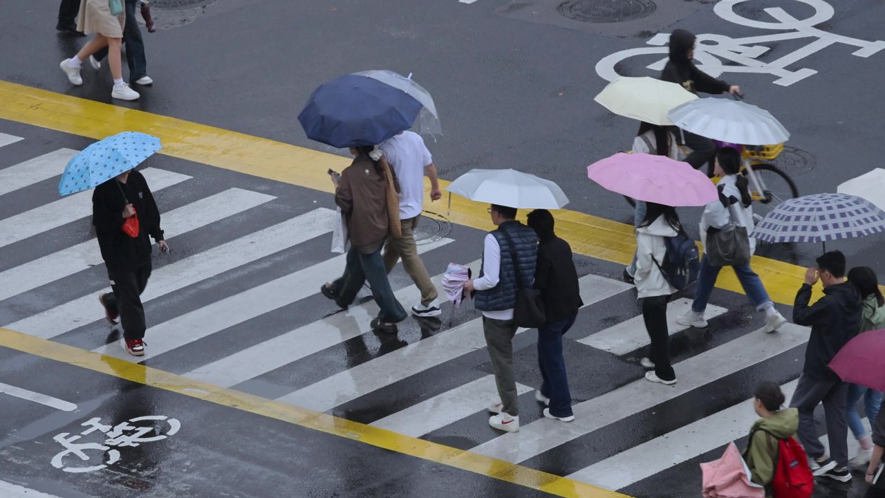 雨天城市街道路口人流 2