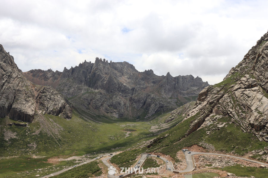 高山峡谷间的蜿蜒之路
