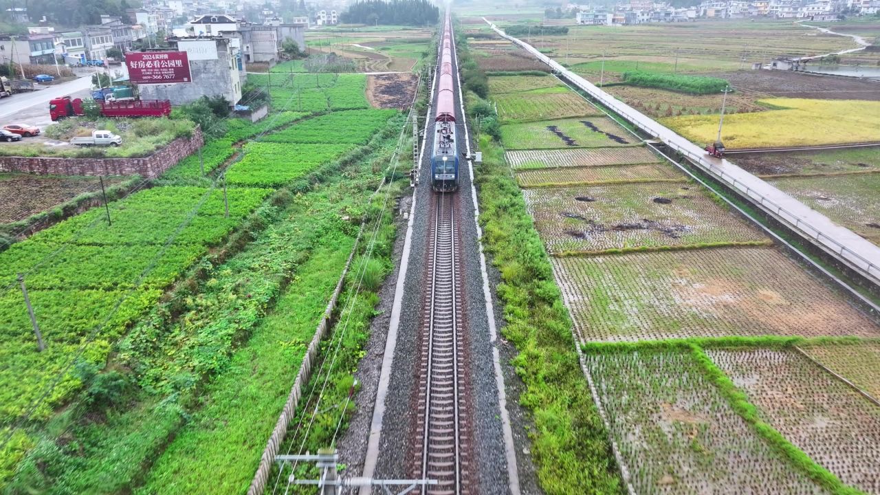 4k多景别航拍绿皮火车货运客运经过村庄
