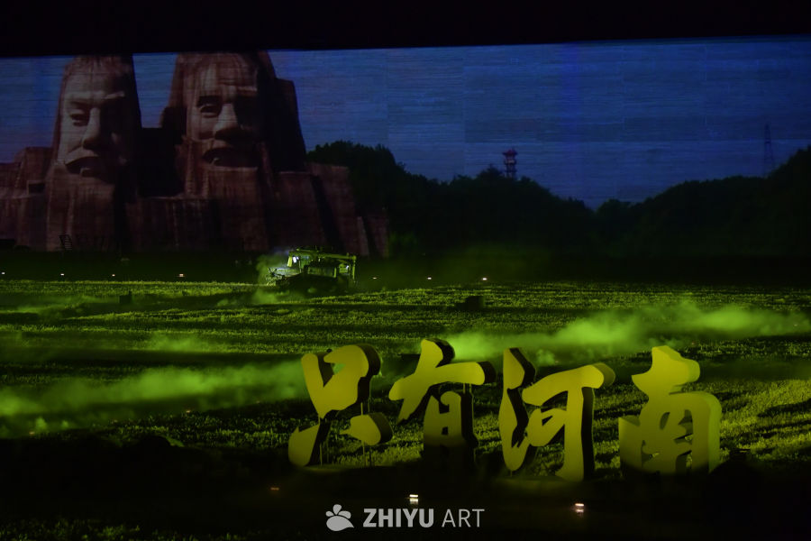河南夜间收割机作业