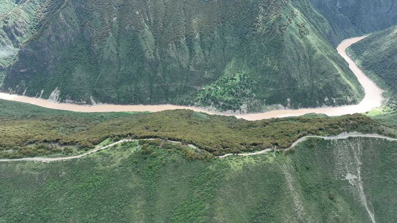 云雾缭绕的高山峡谷全景