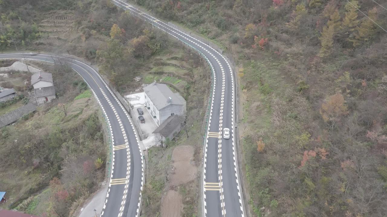 航拍山路汽车行驶画面