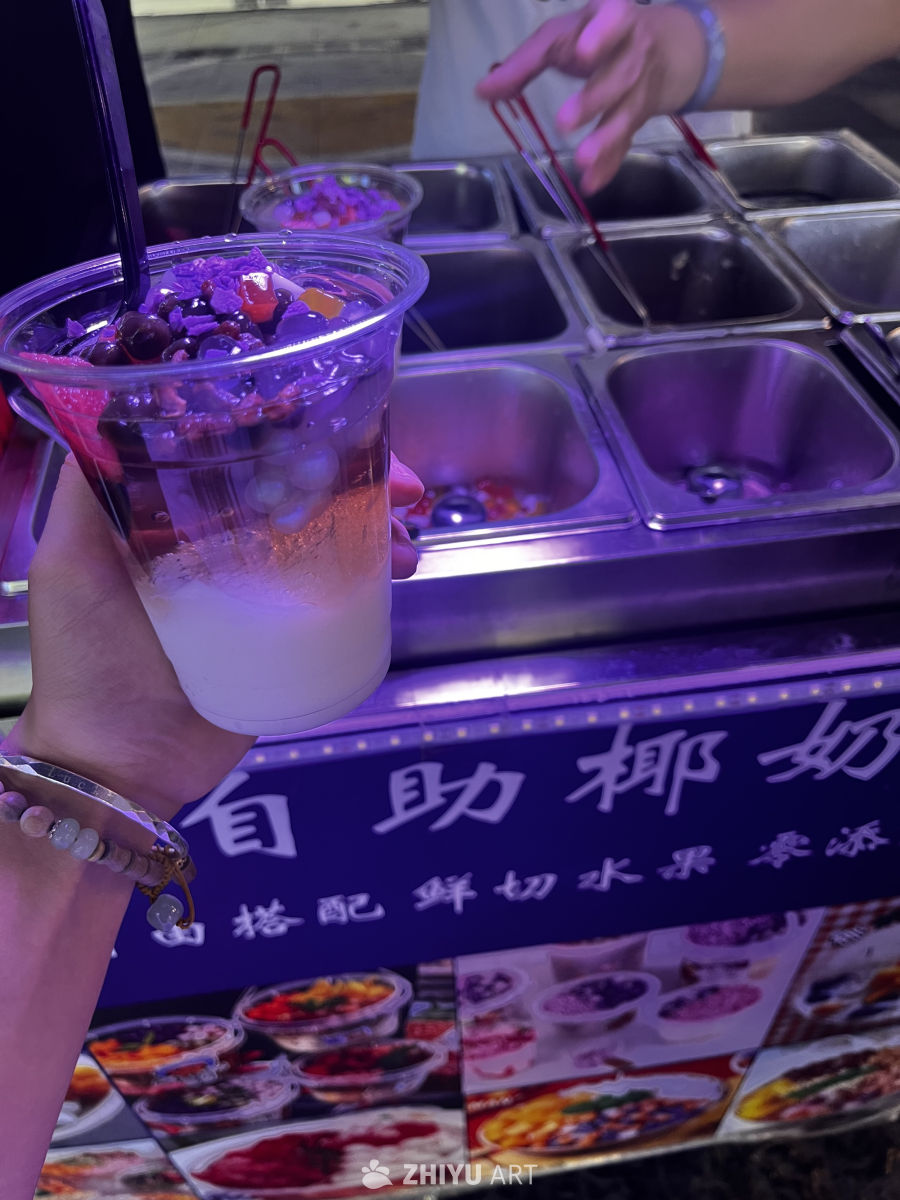 夜市上的冰爽水果捞
