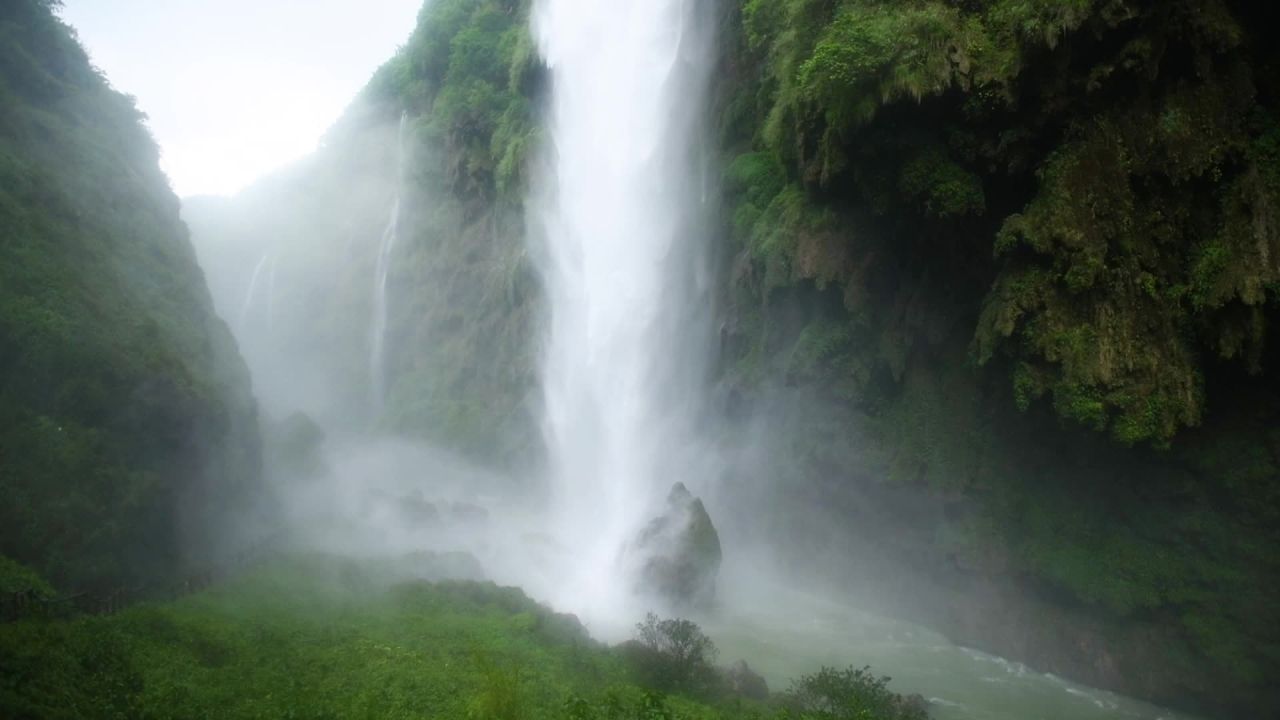 峡谷山川瀑布水流奔腾大自然风光