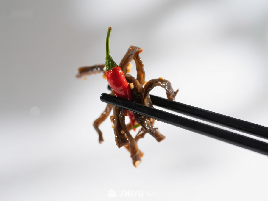 筷子夹持辣椒与食材特写 656