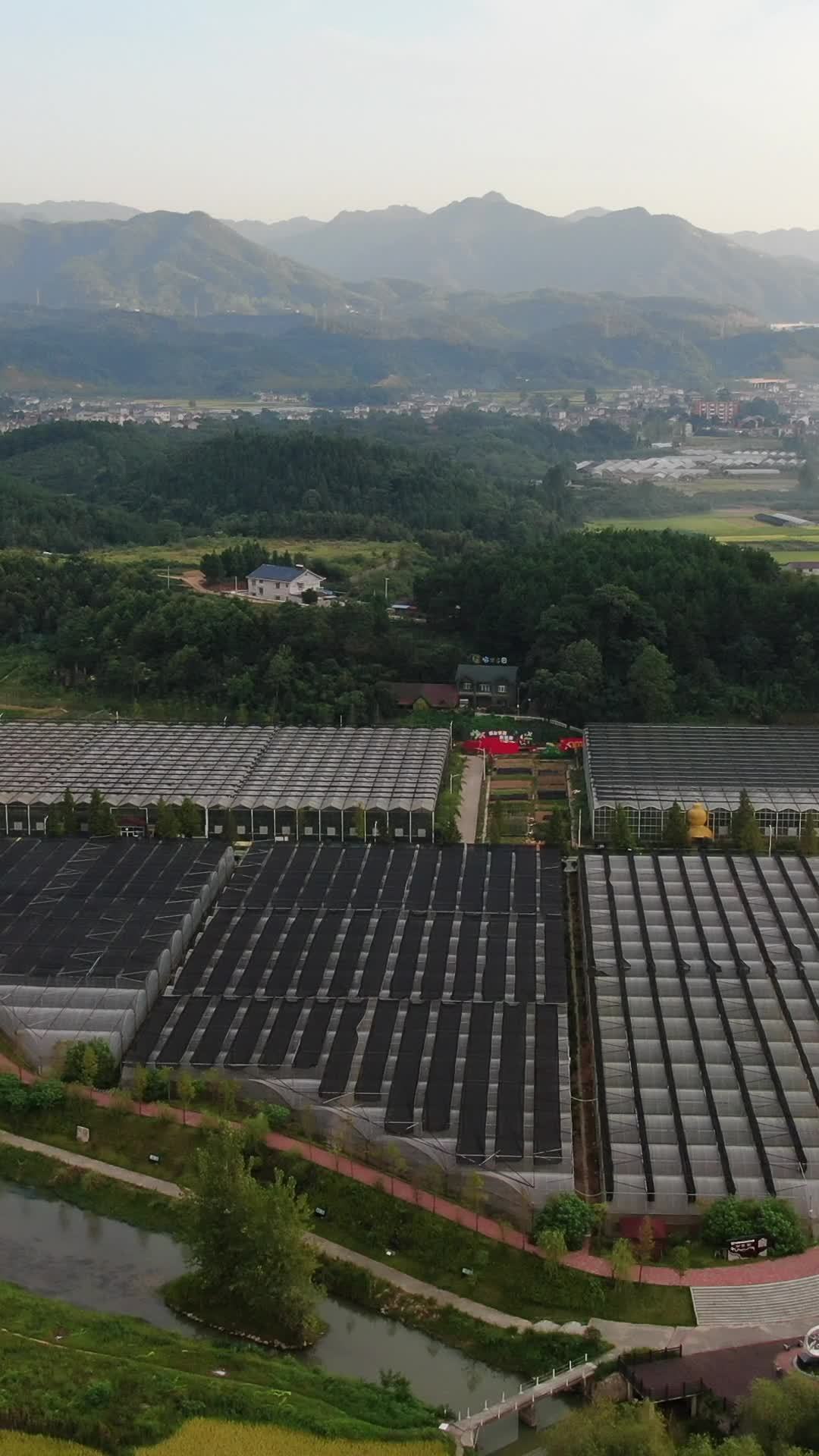 山间太阳能板与自然美景