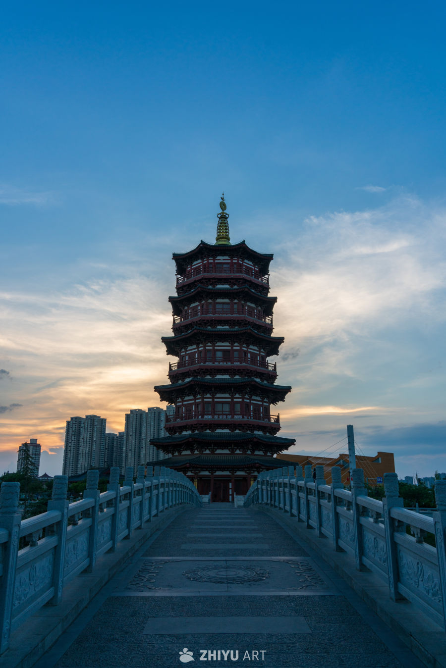 夕阳下的古塔与石桥