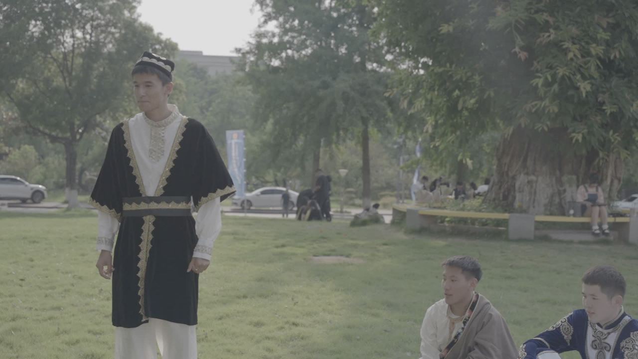 传统服饰下的青春笑脸