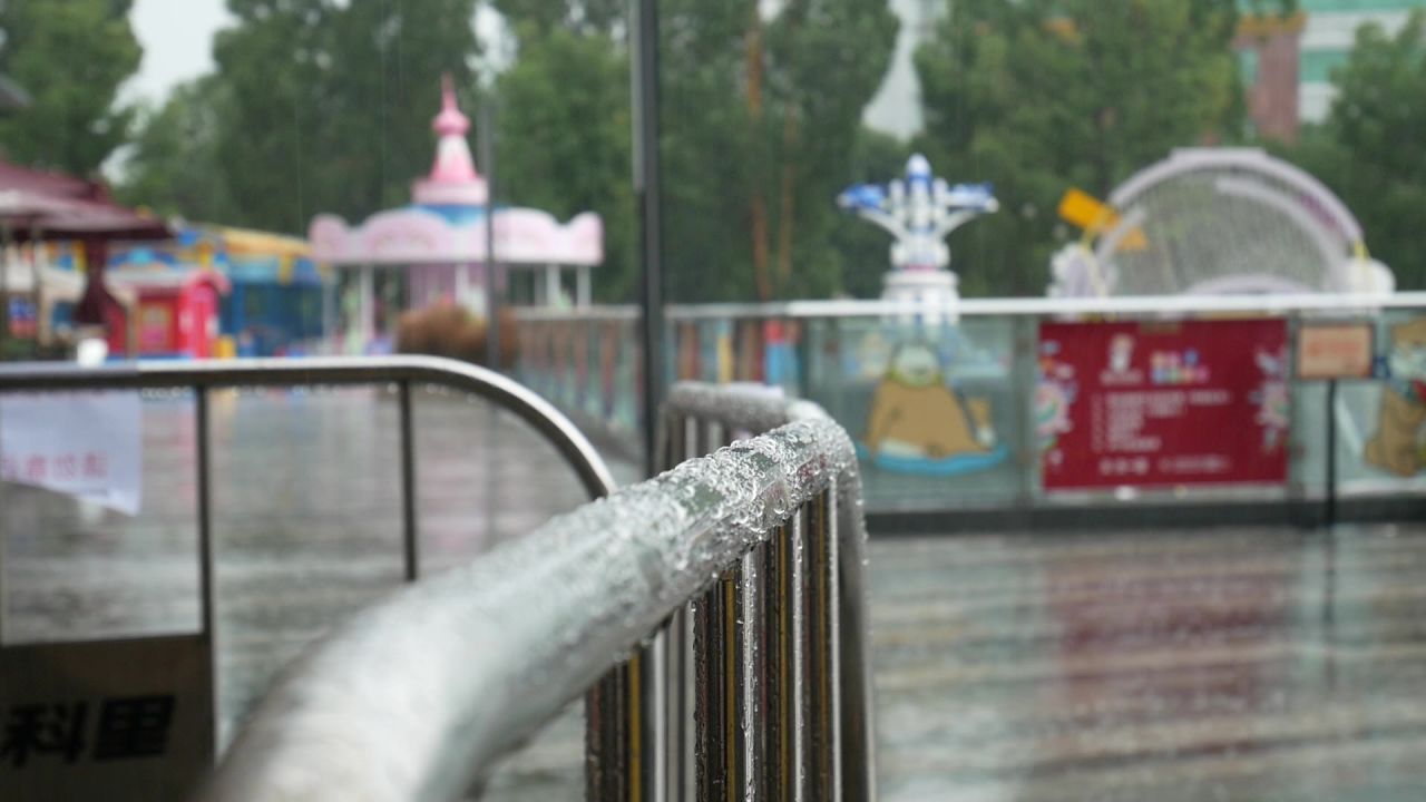 大雨中的铁马和走过的人