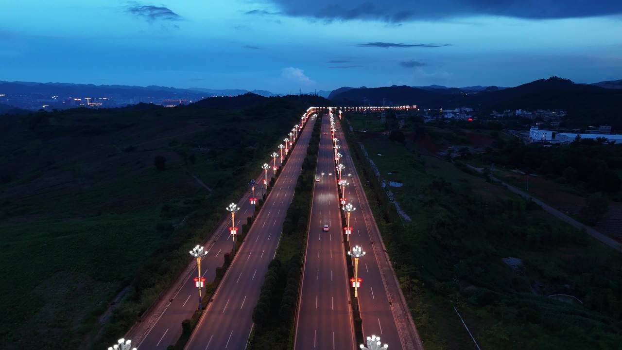 夜幕下的公路之旅