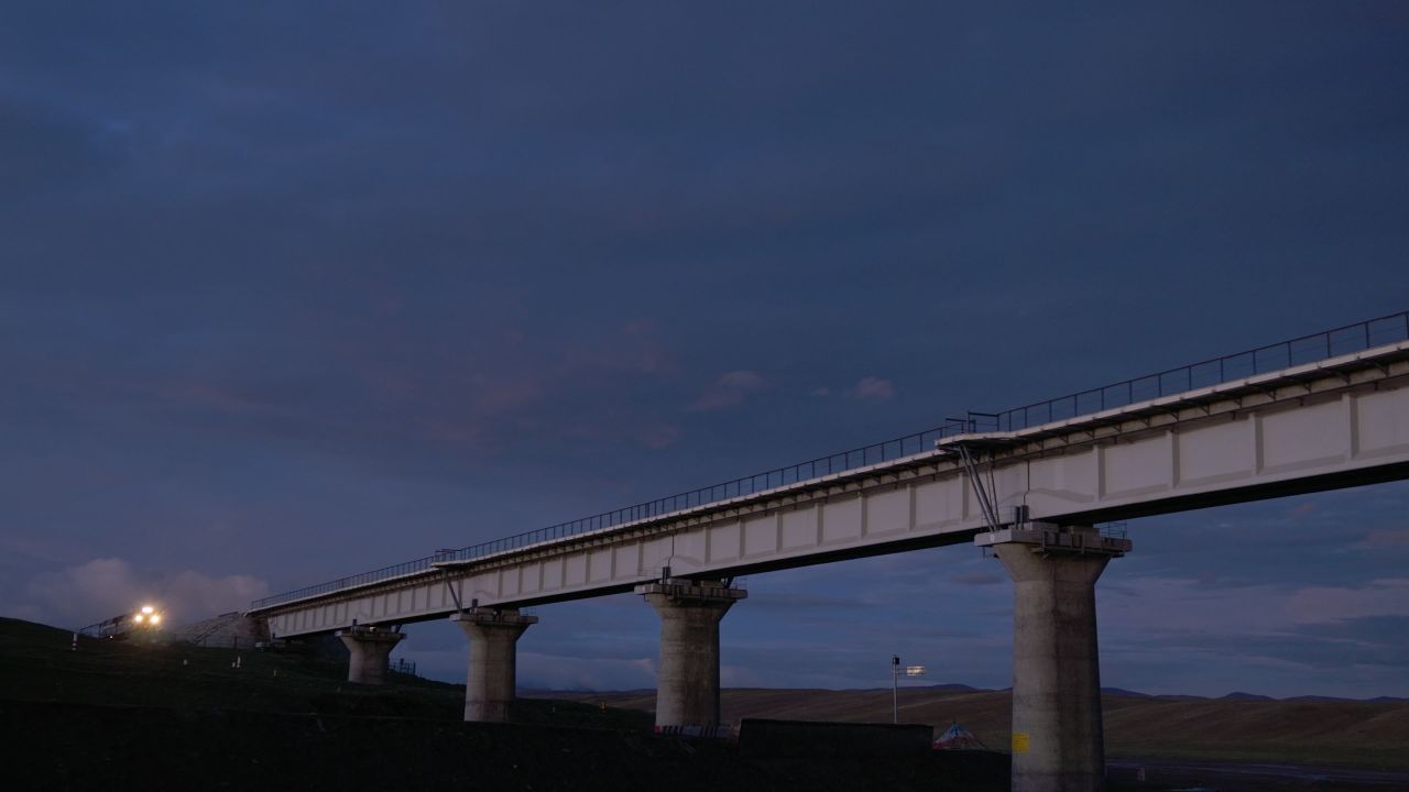 青海可可西里青藏铁路列车驶过