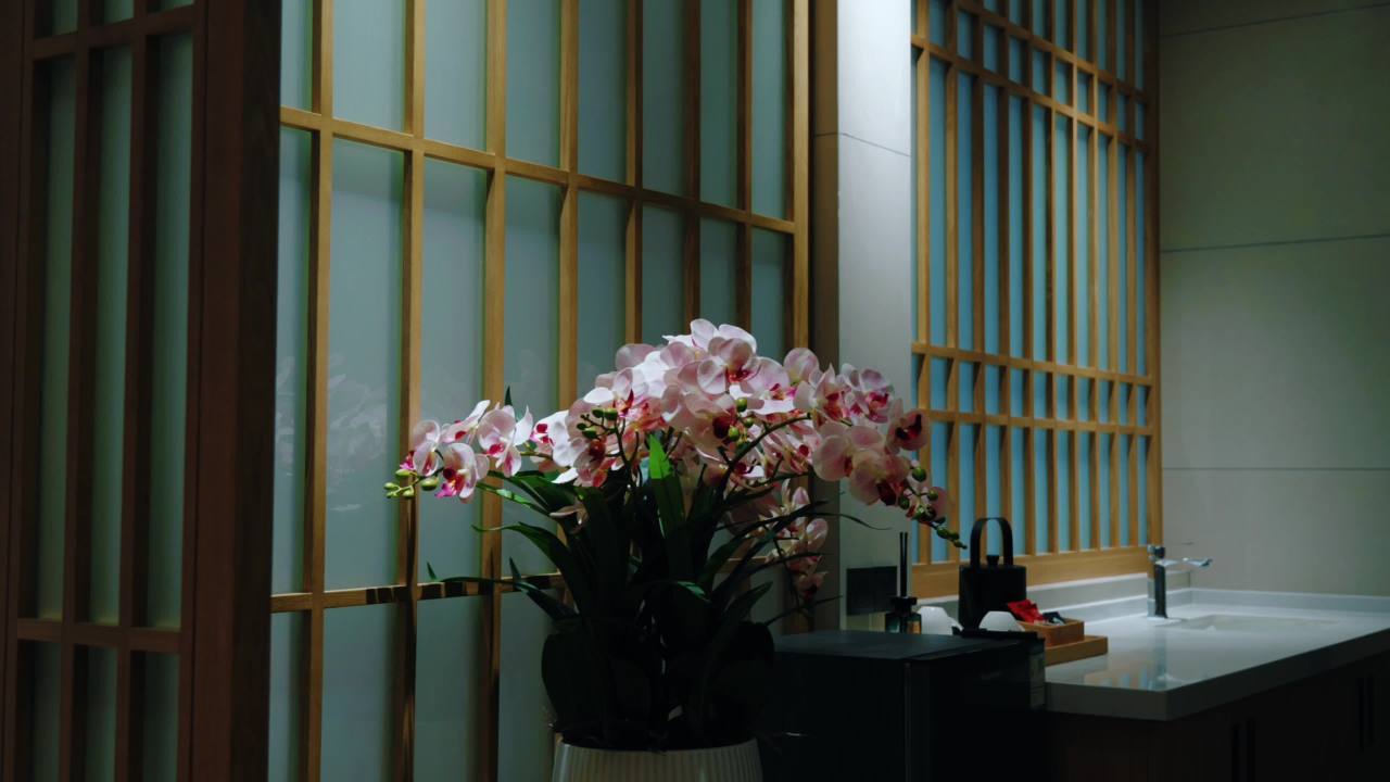 日式房间的兰花装饰