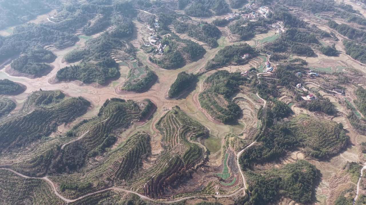 山间梯田与村庄