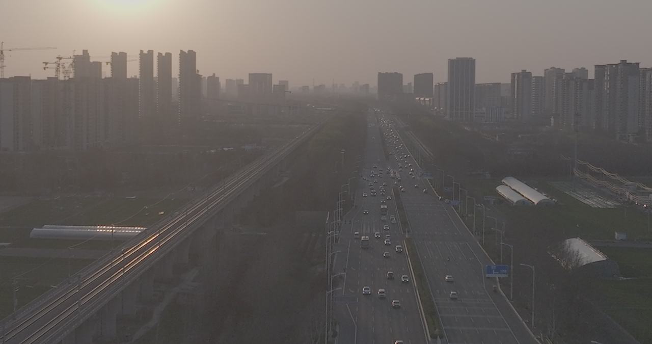 城市黄昏的繁忙公路