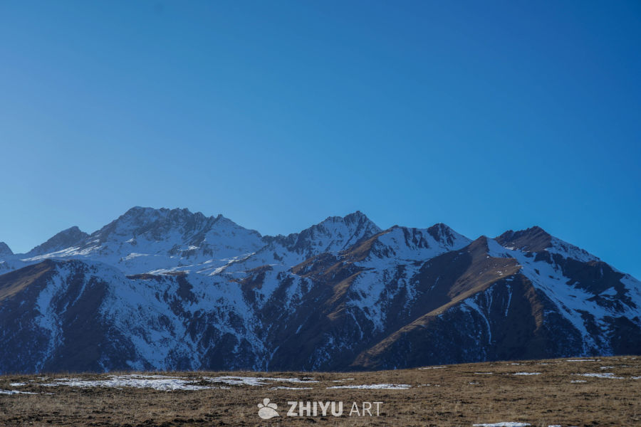 雪山蓝天下的高原风光