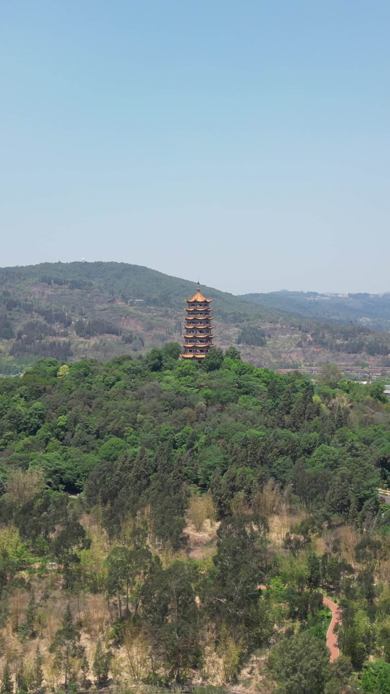 古塔静谧山林间